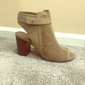 Brand new leather heeled sandals 🌸 So hip